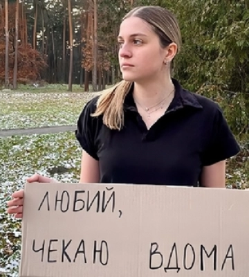 У нас мало бути весілля, – лучанка рік чекає нареченого, полоненого з «Азовсталі»