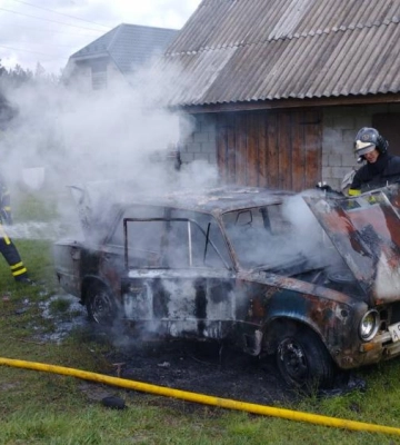 На Сарненщині вогонь ущент знищив легкове авто