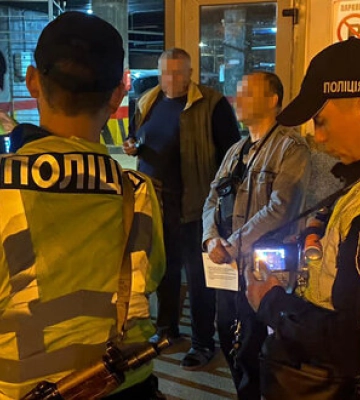 Дружина співака Павліка похвалилася перепусткою на київський Південний міст. Перепустку забрала поліція. ВIДЕО