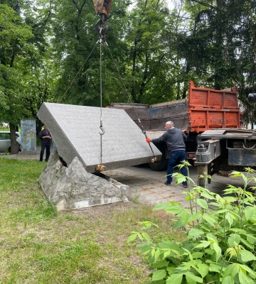 У Каневі демонтували пам’ятник телеграмі бідноти до Леніна