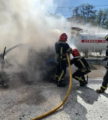 У Харкові машина спалахнула просто на АЗС під час заправки газом 
