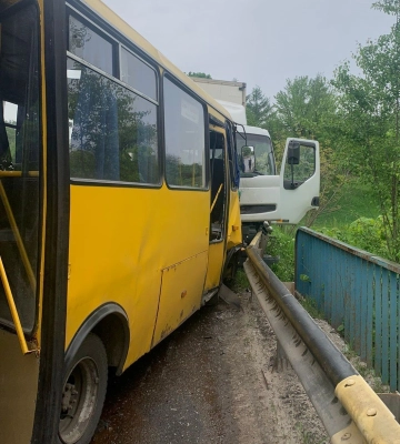 На Львівщині госпіталізували 12 людей, які потрапили в ДТП