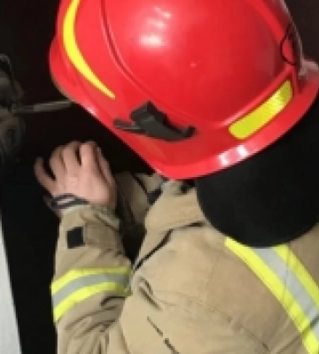 У Луцьку рятувальники визволили з квартири чоловіка, який потребував допомоги