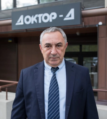 Звільнення досвідченого лікаря через реорганізацію в Дніпрі: керівництво закладу продовжує свій тиск на медичний персонал