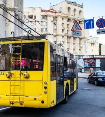 У Києві громадський транспорт під час повітряної тривоги везтиме пасажирів до найближчого укриття