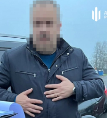 Завершено досудове розслідування щодо отримання хабарів начальником відділу митного посту на Закарпатті