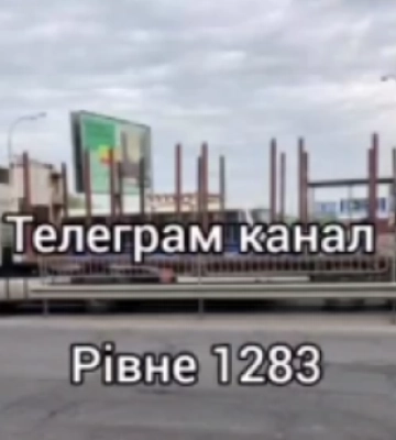 Біля &quot;Епіцентру&quot; у Рівному  - ДТП із фурою: рух ускладнений