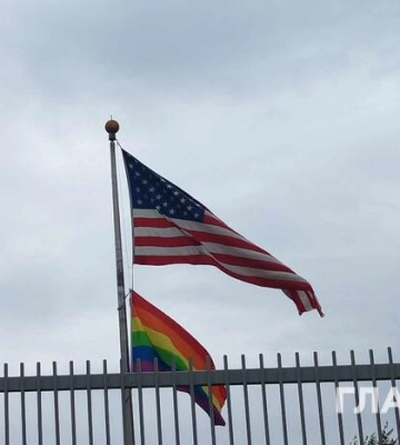 День боротьби з гомофобією: посольство США в Києві вивісило прапор ЛГБТ