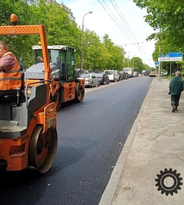 У Рівному чистять вулиці й ремонтують ями