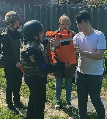 Полиция эвакуировала две семьи с детьми из прифронтовых районов Запорожской области