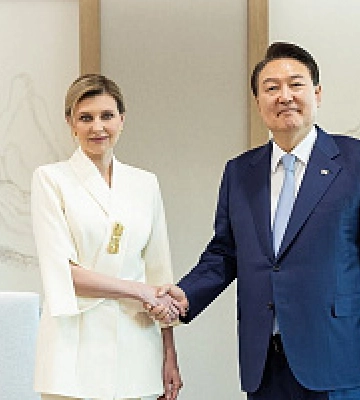 Елена Зеленская в образе от украинского бренда встретилась с президентом Южной Кореи