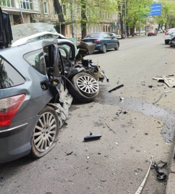 В центре Одессы столкнулись кроссовер и велосипед — есть пострадавший