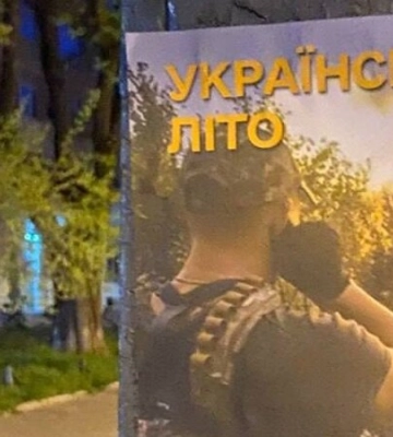 В Мариуполе появились плакаты с надписью Украинское лето — фото