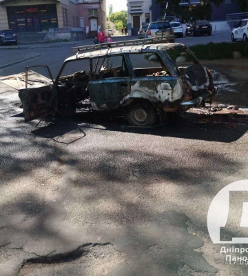 У Дніпрі на Робочій під час руху спалахнула і згоріла вщент машина (Фото)