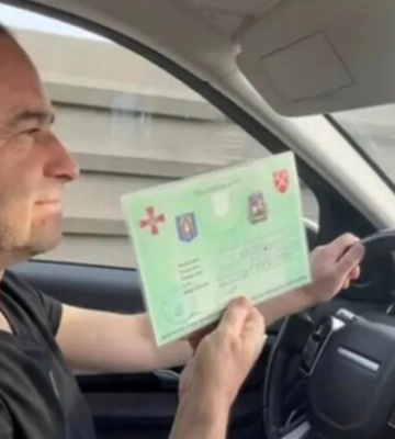 Віктор Павлік потрапив у скандал через спецперепустку, якою похвалилася його дружина