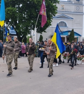 У Шацькій громаді поховали Героя Владислава Наумича 