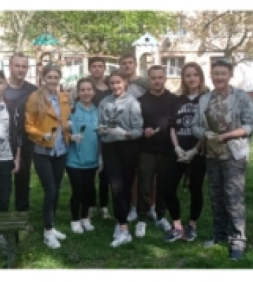 В Острозі пофарбували лавиці в парку імені Сагайдачного