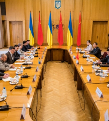 Спецпредставник Китаю зустрівся з Кулебою у Києві - говорили про шляхи припинення війни