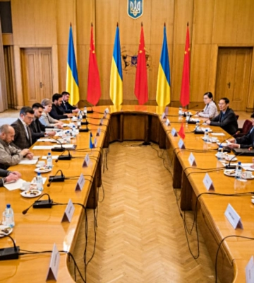 Спецпредставник Китаю зустрівся з Кулебою у Києві — деталі розмови