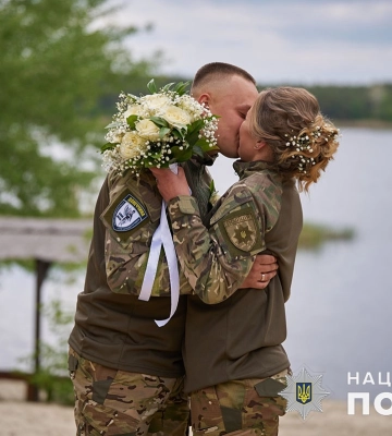 Весілля Білих янголів: на Донеччині побралися поліцейські, які евакуюють людей з районів бойових дій