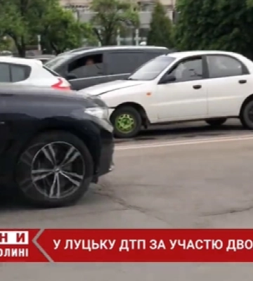 У Луцьку на Київському майдані зіткнулись Renault та Daewoo Lanos (відео)