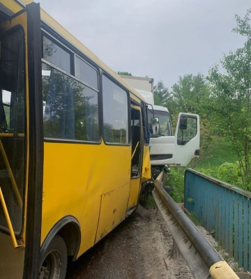 На Львівщині внаслідок зіткнення маршрутки та вантажівки постраждали 10 людей (ФОТО)