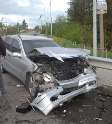 Біля Тернополя зіткнулися Mercedes та Hyundai: є травмовані (ФОТО)