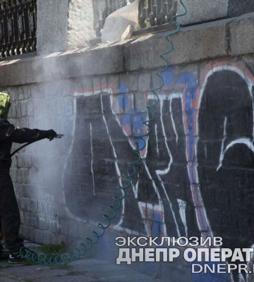 У Дніпрі очищають набережну від вандальних написів