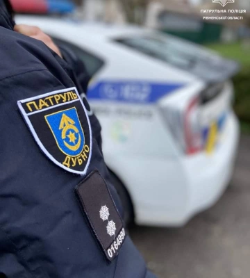 У Дубні патрульні допомогли жінці, яка заблукала та опинилась серед ночі біля замку