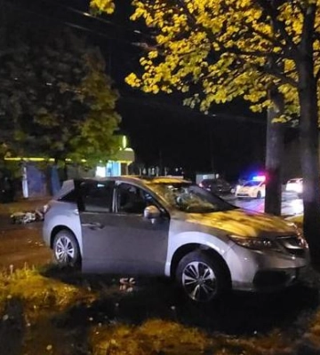 На Львівщині автомобіль «Lexus RX300» поклав мотоцикліста на асфальт та до лікарні. ФОТО