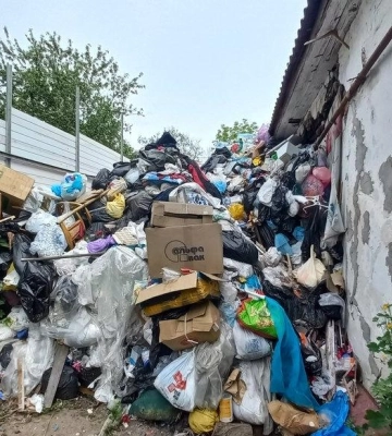 У Полтаві вдруге прибиратимуть купу сміття з двору пенсіонерки