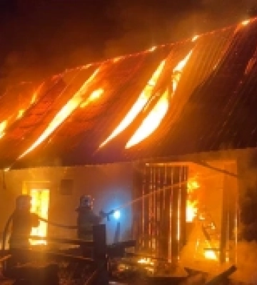 В господарстві неподалік Рівного горів будинок та хлів
