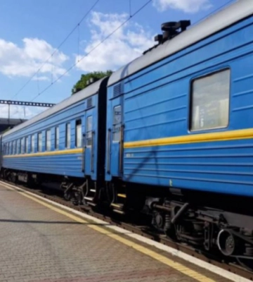 Небезпечні розваги: у Луцьку діти «гуляють» дахами поїздів (відео)