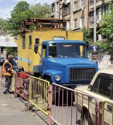Фахівці одеського СМЕП оновили перильні огорожі на вулиці Пироговській