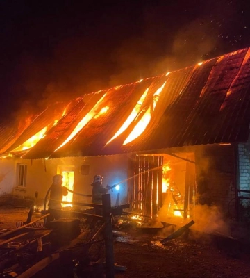 В господарстві неподалік Рівного горів будинок та хлів
