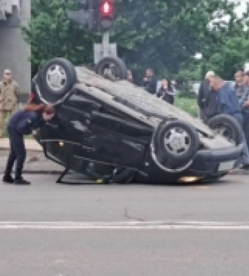 В Ужгороді Mercedes перекинувся на дах (ФОТО, ВІДЕО)