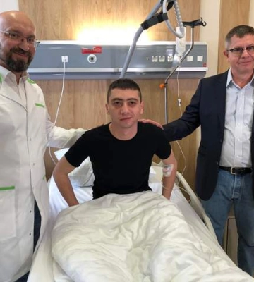 Протези, які вживлюють в кістку: всесвітньовідомий хірург провів інноваційні операції в Україні