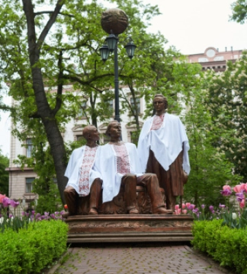 У Франківську Руську трійцю вдягнули у вишиванки. Фотофакт