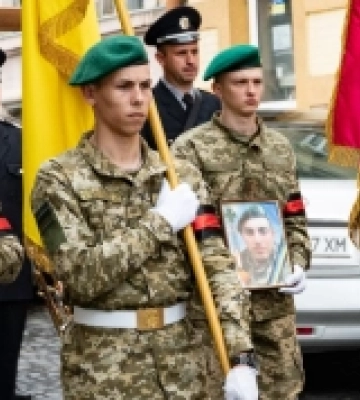 В Ужгороді попрощалися із загиблим 32-річним воїном Віктором Синьком