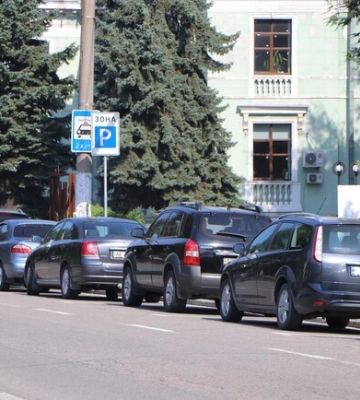 У Дніпрі облаштовано більше 500 безкоштовних парковок: відповіді на поширені питання