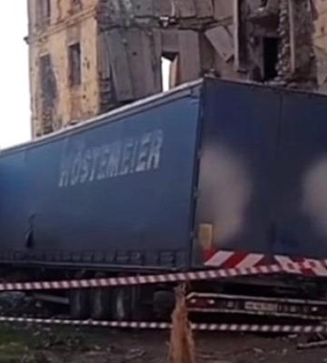 В Мариуполе слетела с дороги военная фура