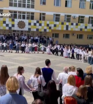 Флешмобом відзначили День вишиванки у ЦДУ в Кропивницькому (відео)