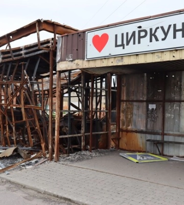 Россияне снова обстреляли Циркуны: под завалами ищут человека