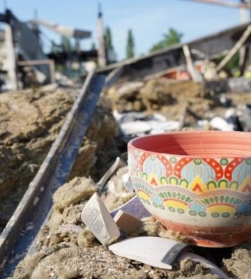 Росіяни вдарили по передмістю Харкова – є влучання у житловий будинок
