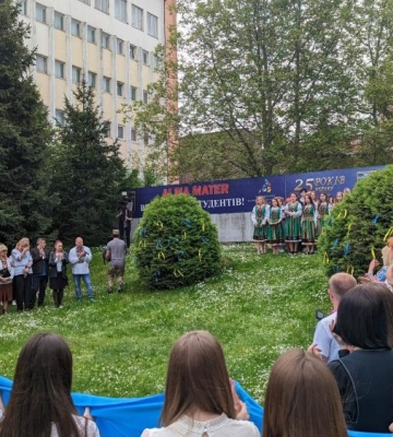 Свято з національним колоритом: як рівненські студенти відзначили День вишиванки (ВІДЕО)