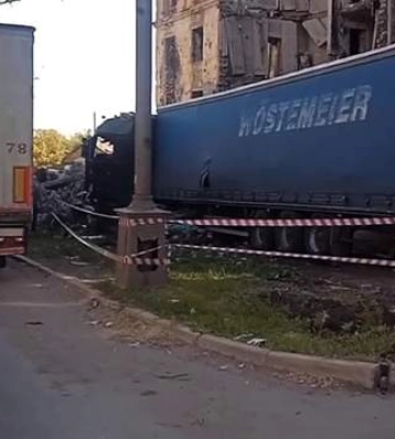 В Мариуполе с дороги слетел военный грузовик