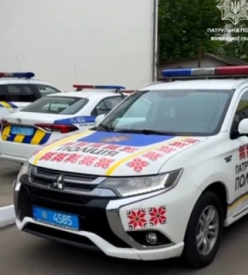 Волинські патрульні «одягнули» службові авто «у вишиванки» (відео)