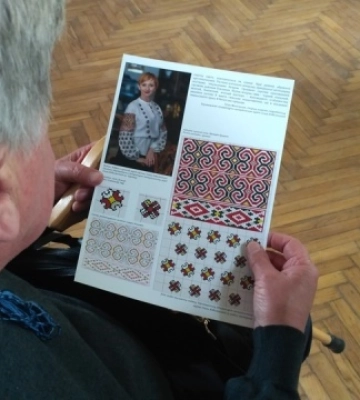 У Чернівцях представили відтворену вишиту сорочку письменниці Ольги Кобилянської