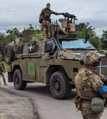 Україна відволікаючими операціями розтягує оборону РФ перед контрнаступом – FT