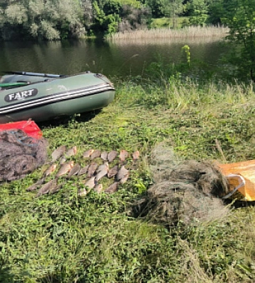 Ловив рибу сітками з човна: у Новомосковському районі поліцейські встановили рибалку-браконьєра